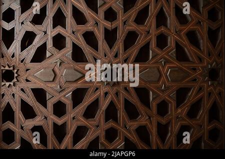 Esempio di ornamenti geometrici medievali su antiche porte di legno a Granada, Andalusia, Spagna Foto Stock