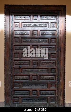 Esempio di ornamenti geometrici medievali su antiche porte di legno a Granada, Andalusia, Spagna Foto Stock