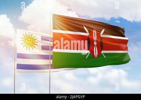 Cielo azzurro soleggiato e bandiere di kenya e uruguay Foto Stock