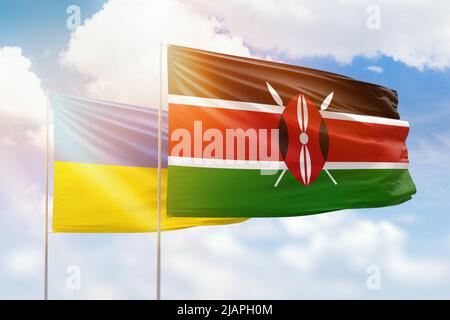 Cielo azzurro soleggiato e bandiere di kenya e ucraina Foto Stock