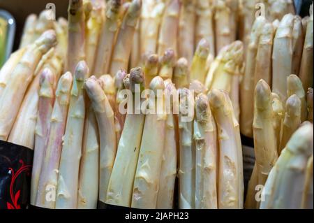 Grappoli di verdure di asparagi bianchi in vendita sul mercato, alimenti di stagione, primo piano Foto Stock