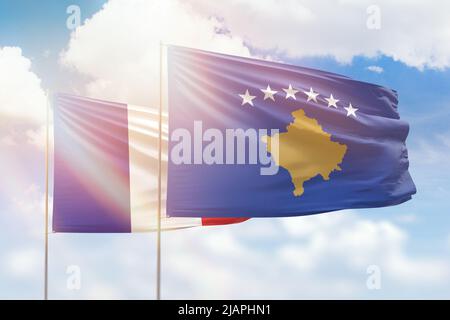 Cielo azzurro soleggiato e bandiere del kosovo e della francia Foto Stock