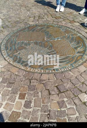 Targa commemorativa presso il sito di masterizzazione di libri da parte dei nazisti nel 1933, sul terreno di piazza Romerberg di fronte al municipio di Francoforte, Francoforte, Germania Foto Stock