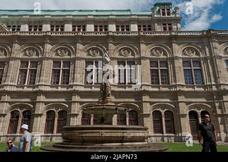 Una fontana in un cortile del teatro dell'opera di Vienna Foto Stock