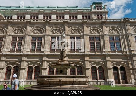 Una fontana in un cortile del teatro dell'opera di Vienna Foto Stock