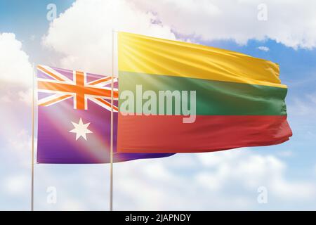 Cielo azzurro soleggiato e bandiere di lituania e australia Foto Stock