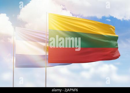 Cielo azzurro soleggiato e bandiere di lituania e argentina Foto Stock