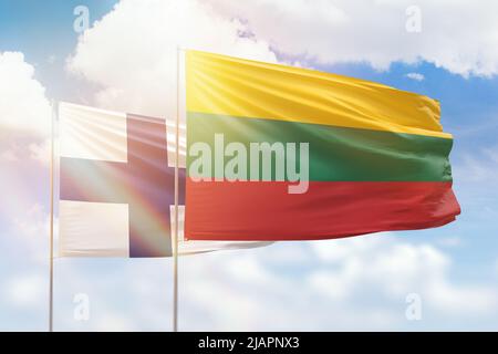 Cielo azzurro soleggiato e bandiere di lituania e finlandia Foto Stock