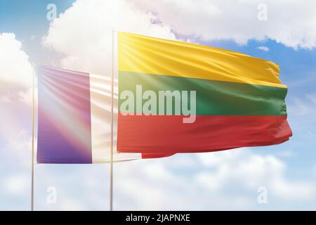 Cielo azzurro soleggiato e bandiere di lituania e francia Foto Stock