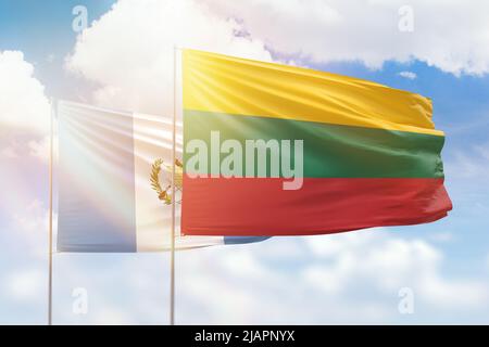 Cielo azzurro soleggiato e bandiere di lituania e guatemala Foto Stock