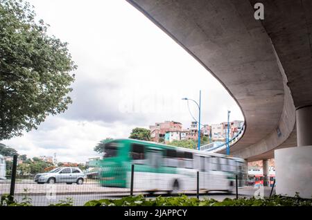 Bus catturato in movimento a bassa velocità sulla strada. Città di Salvador, Bahia, Brasile. Foto Stock