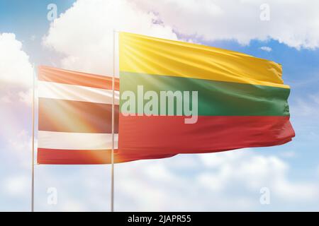 Cielo azzurro soleggiato e bandiere di lituania e thailandia Foto Stock