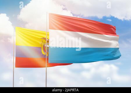 Cielo azzurro soleggiato e bandiere di lussemburgo e ecuador Foto Stock