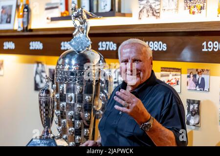 Indianapolis, IN, Stati Uniti. 18th maggio 2022. AJ Foyt, Jr. Riceve un trofeo da Borg Warner per aver vinto l'Indianapolis 500 quattro volte nella sua carriera. (Credit Image: © Walter G. Arce Sr./ZUMA Press Wire) Foto Stock