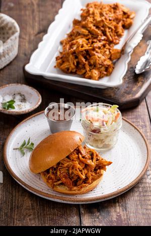 Sandwich di pollo alla griglia su una brioche con caviglia Foto Stock