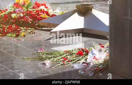 Memoriale commemorativo. Posa dei fiori al fuoco eterno. Omaggio alla memoria dei soldati caduti. Fiori e un saldatore per soldati. Foto Stock