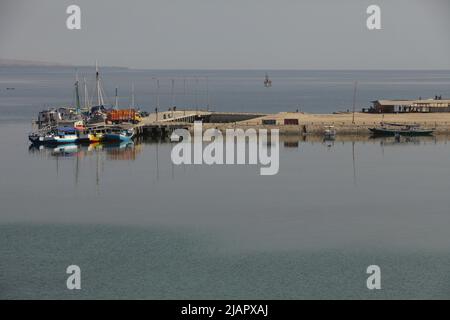 Vista del vecchio porto di Waingapu che si affaccia sul mare Sawu a Waingapu, Sumba Est, Nusa Tenggara Est, Indonesia. Foto Stock