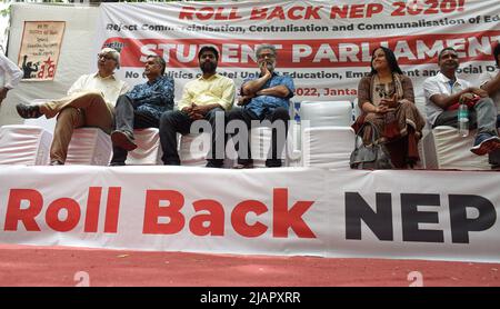 Delhi, India. 31st maggio 2022. Vari relatori attendono il loro turno in un Parlamento studentesco organizzato dalla All India Students Association (AISA) a Jantar Mantar contro la Politica Nazionale dell'Educazione (NEP 2020) che è stato introdotto dal governo centrale. (Foto di Kabir Jhangiani/Pacific Press) Credit: Pacific Press Media Production Corp./Alamy Live News Foto Stock