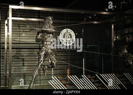 Parigi, Francia. 1st giugno 2022. Foto scattata il 1 giugno 2022 mostra la statua di Rafael Nadal a Roland Garros a Parigi, Francia. Credit: Meng Dingbo/Xinhua/Alamy Live News Foto Stock