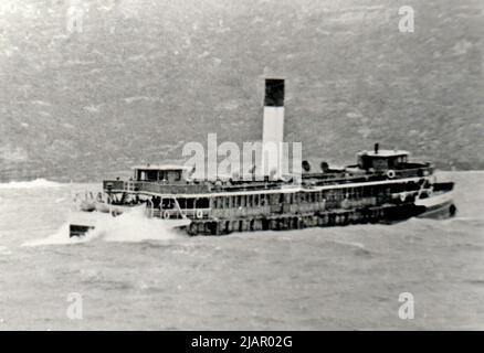Sydney Ferry BALGOWLAH attraversando il Sydney Heads ca. 1930s Foto Stock