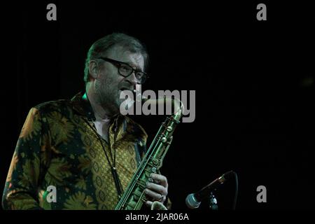 31 maggio 2022, Jakarta, Jakarta Capital Special Region, Indonesia: Il sassofonista olandese Jasper Blom e il trio jazz Kelapa Muda si esibiscono insieme per esibirsi in una composizione collaborativa presso Erasmus Huis, Jakarta, Indonesia. Nell'azione sembrano suonare generi jazz, come l'avangarde jazz rock che è il loro lavoro. (Credit Image: © Kuncoro Widyo Rumpoko/Pacific Press via ZUMA Press Wire) Foto Stock