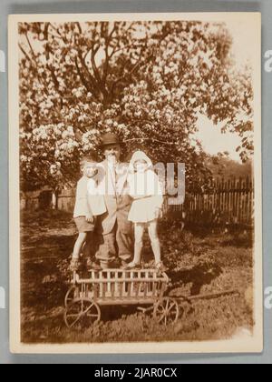 Stachiewicz figlio romano di Piotr Stachiewicz con suo figlio romano e figlia Bronisława nel giardino Foto Stock