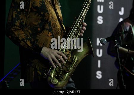 31 maggio 2022, Jakarta, Jakarta Capital Special Region, Indonesia: Il sassofonista olandese Jasper Blom e il trio jazz Kelapa Muda si esibiscono insieme per esibirsi in una composizione collaborativa presso Erasmus Huis, Jakarta, Indonesia. Nell'azione sembrano suonare generi jazz, come l'avangarde jazz rock che è il loro lavoro. (Credit Image: © Kuncoro Widyo Rumpoko/Pacific Press via ZUMA Press Wire) Foto Stock