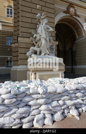 Odessa, Ucraina. 31st maggio 2022. Sacchi di sabbia all'ingresso principale dell'Opera e del Ballet Theatre dell'Odessa state Academic. Il centro di Odessa durante la guerra russa contro l'Ucraina, a causa di possibili combattimenti di strada, il governo ucraino eresse barricate nel centro storico.a causa di possibili combattimenti di strada, dopo la guerra russa contro l'Ucraina, il governo ucraino eresse barricate nel centro storico di Odessa. Credit: SOPA Images Limited/Alamy Live News Foto Stock