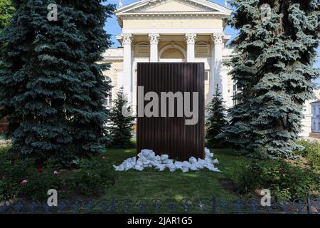 Odessa, Ucraina. 31st maggio 2022. Scultura di Laocoön in strutture difensive a causa di una possibile distruzione, il governo ucraino sta cercando di preservare il patrimonio architettonico. Il centro di Odessa durante la guerra russa contro l'Ucraina per possibili combattimenti di strada, dopo la guerra russa contro l'Ucraina, il governo ucraino eresse barricate nel centro storico di Odessa. Credit: SOPA Images Limited/Alamy Live News Foto Stock