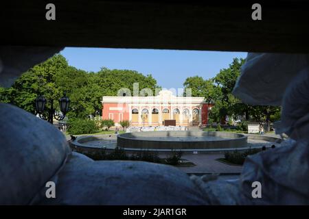 Odessa, Ucraina. 31st maggio 2022. Vista attraverso la finestra nella barricata sulla Piazza del Teatro, una barricata di sandbag, strutture protettive vicino alla scultura-fontana 'Molodist', finestre a bordo del Museo della flotta marina di Ucraina. Il centro di Odessa durante la guerra russa contro l'Ucraina, a causa di possibili combattimenti di strada, il governo ucraino eresse barricate nel centro storico.a causa di possibili combattimenti di strada, dopo la guerra russa contro l'Ucraina, il governo ucraino eresse barricate nel centro storico di Odessa. Credit: SOPA Images Limited/Alamy Live News Foto Stock