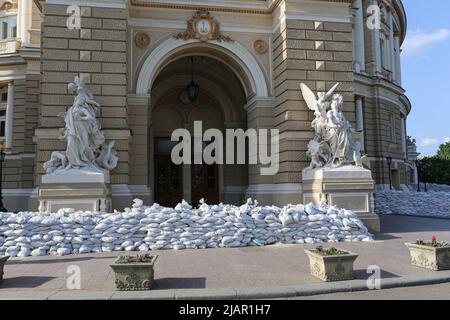 Odessa, Ucraina. 31st maggio 2022. Sacchi di sabbia all'ingresso principale dell'Opera e del Ballet Theatre dell'Odessa state Academic. Il centro di Odessa durante la guerra russa contro l'Ucraina, a causa di possibili combattimenti di strada, il governo ucraino eresse barricate nel centro storico.a causa di possibili combattimenti di strada, dopo la guerra russa contro l'Ucraina, il governo ucraino eresse barricate nel centro storico di Odessa. Credit: SOPA Images Limited/Alamy Live News Foto Stock