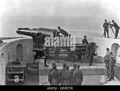 Fotografia della pistola e dell'equipaggio RML da 9 pollici a Fort Scratchley, Newcastle, NSW ca. 1880s Foto Stock