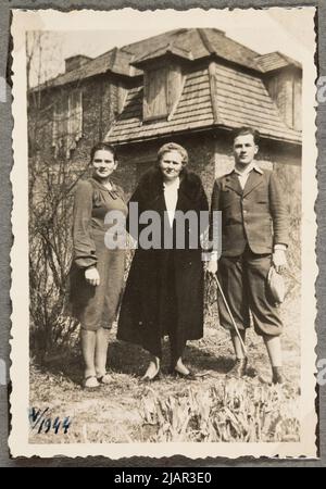 Stachiewiczowa Helena figlia in legge di Piotr Stachiewicz in piedi tra sua figlia Bronisława e figlio romano. Cerchio della famiglia Stachiewicz Foto Stock