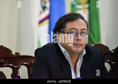 Il candidato presidenziale di sinistra Gustavo Petro per l'alleanza politica 'Patto Historico' annuncia l'adesione di Gullermo Rivera e di Griselda Restrepo ex membri della campagna presidenziale di Sergio Fajardo al suo runoff contro l'ala centrale Rodolfo Hernandez per la precidenza colombias che avrà il suo secondo turno il 19 giugno, a Bogota, Colombia 31 maggio 2022. Foto di: Cristian Bayona/Long Visual Press Foto Stock