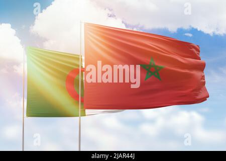 Cielo azzurro soleggiato e bandiere di marocco e algeria Foto Stock