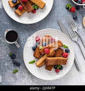 Toast alla francese bastoncini con sciroppo d'acero e bacche Foto Stock