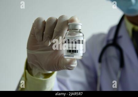 Medico o scienziato in possesso di una bottiglia di vaccino covido. Foto Stock