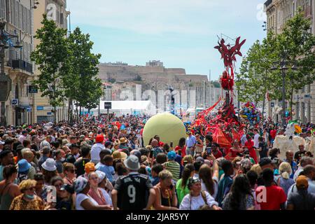 Marsiglia, Francia. 28th maggio 2022. La gente sfilò con i festaioli durante il carnevale di marsiglia. Credit: SOPA Images Limited/Alamy Live News Foto Stock