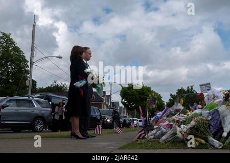 Buffalo, New York, USA. 28th maggio 2022. IL Vice Presidente DEGLI STATI UNITI Kamala Harris e il secondo Gentleman Doug Emhoff sono andati al memoriale/veglia di strada all'angolo di Jefferson & Landon dopo aver partecipato al servizio commemorativo per la vittima di sparatorie di massa Ruth Whitfield a Buffalo, New York, Stati Uniti, sabato 28 maggio, 2022. Dieci persone sono state uccidite in un negozio di alimentari di Buffalo il 14 maggio in quello che le autorità chiamano un crimine di odio motivato da razzia. Credit: Malik Rainey/Pool via CNP/dpa/Alamy Live News Foto Stock