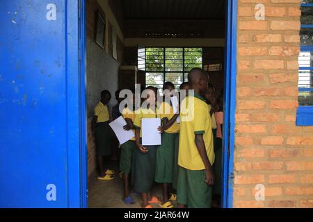 Kigali. 27th maggio 2022. Gli studenti sono visti in un'aula della scuola primaria e secondaria Tanda (GS Tanda) in Ruanda, 27 maggio 2022. PER ANDARE CON 'caratteristica: Cinese ha messo sorrisi sui volti dei bambini vulnerabili in Rwanda' Credit: Ji li/Xinhua/Alamy Live News Foto Stock