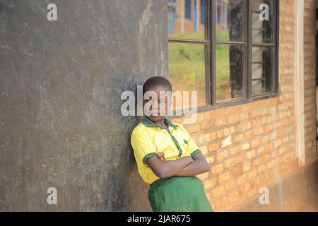 Kigali. 27th maggio 2022. Stella Ishimwe si trova fuori dalla sua classe alla scuola primaria e secondaria Tanda (GS Tanda) in Ruanda, 27 maggio 2022. PER ANDARE CON 'caratteristica: Cinese ha messo sorrisi sui volti dei bambini vulnerabili in Rwanda' Credit: Ji li/Xinhua/Alamy Live News Foto Stock