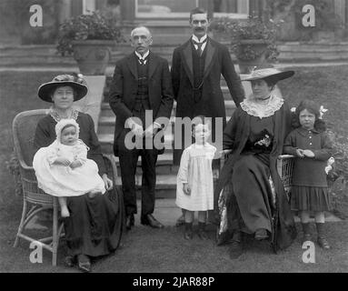 A sinistra: Billy Hughes, primo ministro australiano, con sua moglie Mary e la figlia Helen. Destra: Neville Chamberlain, sindaco di Birmingham, con sua moglie Anne, figlio Francis, e la figlia Dorothy. CA. Maggio 1916 Foto Stock