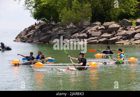 Toronto, Canada. 31st maggio 2022. People paddle in Lake Ontario a Toronto, Canada, 31 maggio 2022. Credit: Zou Zheng/Xinhua/Alamy Live News Foto Stock