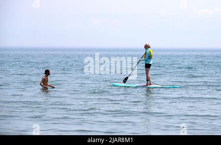 Toronto, Canada. 31st maggio 2022. Una donna è vista su un paddleboard stand-up sul lago Ontario a Toronto, Canada, 31 maggio 2022. Credit: Zou Zheng/Xinhua/Alamy Live News Foto Stock