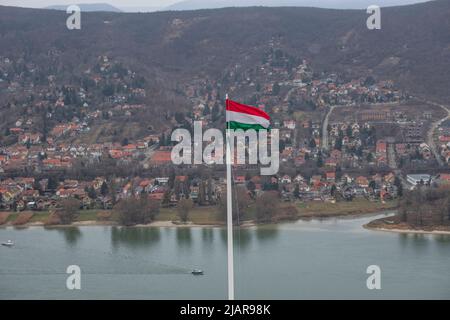 Nagymaros: Riva del Danubio e colline, con bandiera ungherese sul fronte. Ungheria Foto Stock