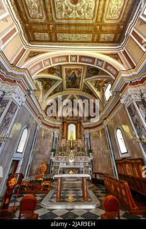 Sorrento, Italia - 27 ago 2021: Intricato interno della Chiesa dei Santi Felice e Baccolo a Sorrento. Foto Stock