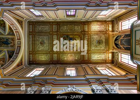 Sorrento, Italia - 27 ago 2021: Intricato interno della Chiesa dei Santi Felice e Baccolo a Sorrento. Foto Stock