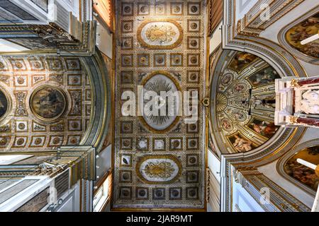 Sorrento, Italia - 27 ago 2021: Intricato interno della Basilica di Sant'Antonino a Sorrento. Foto Stock