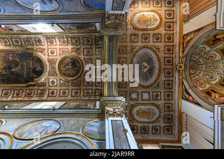 Sorrento, Italia - 27 ago 2021: Intricato interno della Basilica di Sant'Antonino a Sorrento. Foto Stock