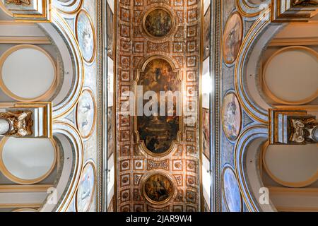 Sorrento, Italia - 27 ago 2021: Intricato interno della Basilica di Sant'Antonino a Sorrento. Foto Stock